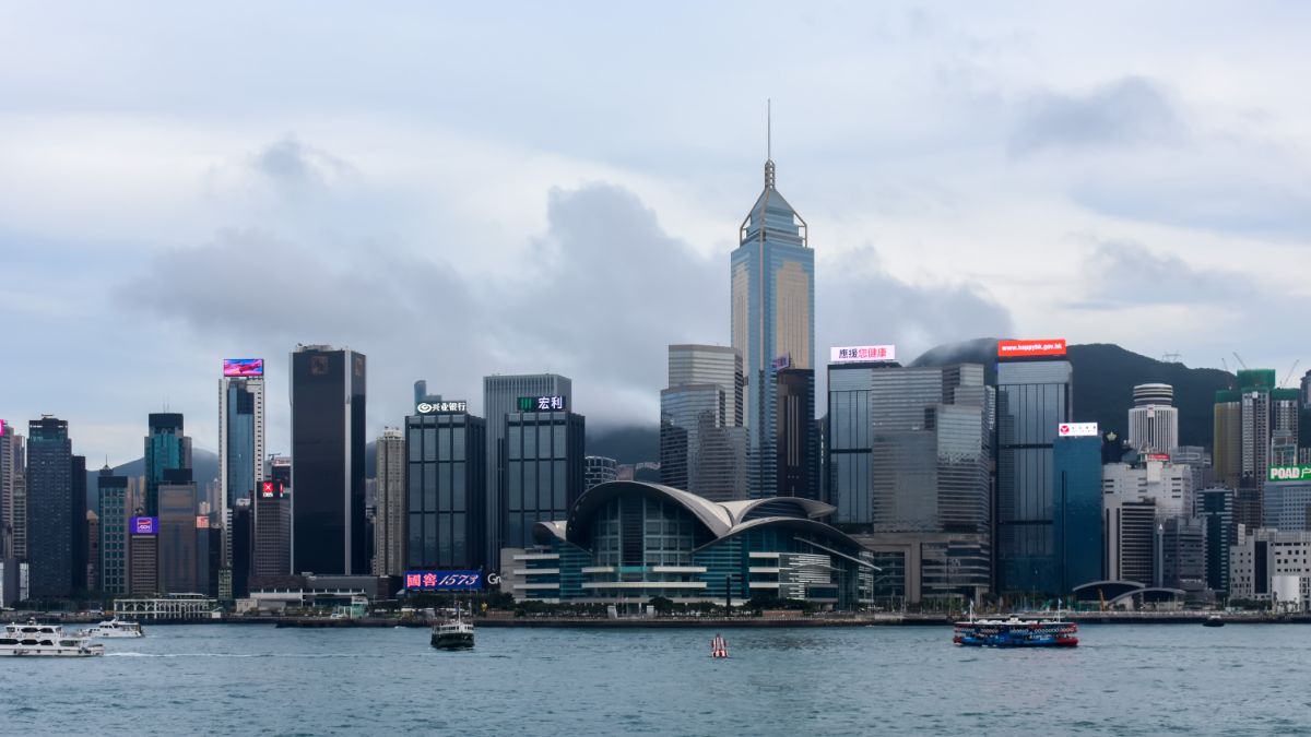 拿到香港身份后，父母、配偶和子女如何申请香港户口
