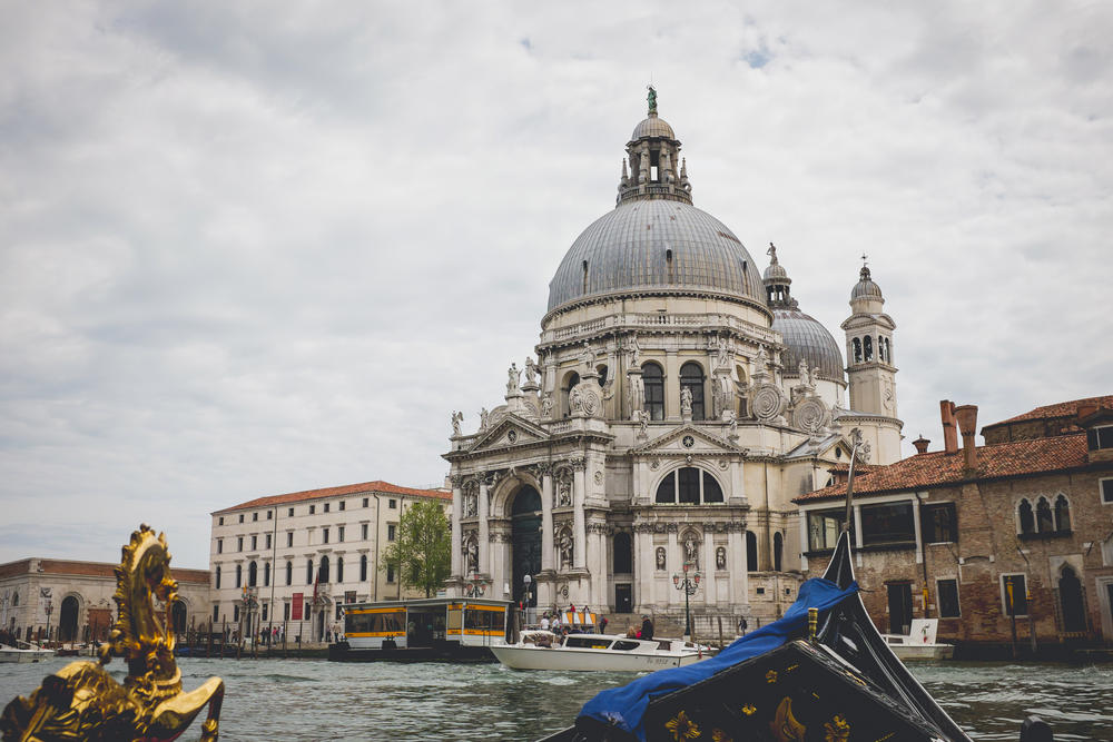 美、英、加、港、新本科留学费用全解析