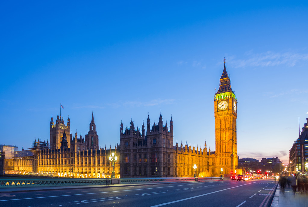 英国净移民腰斩至17.1万，从“抢人”到“选才”